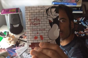 Rafa Amat ‘AleS’ en su estudio granadino, mostrando una imagen de ‘In the flesh’, su primera novela gráfica.