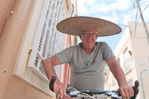 Angelo Martín ha dejado la moto por una bicicleta con la que intenta mantenerse en forma a pesar d e los años y de la comida abundante.