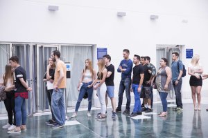 Candidatos a la espera de su turno para el casting.