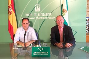 El delegado de Fomento (derecha), junto al jefe de Servicio de Carreteras.