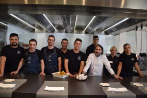 El chef del Hotel Avenida, Tony García, con el equipo de sala y cocina del Espacio Gastronómico Tony García.