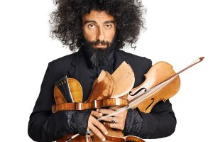ara malikian posa junto a su instrumento más preciado, el violín.