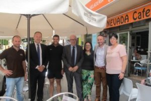 El consejero ha saludado esta mañana a algunos comerciantes de Cuevas.