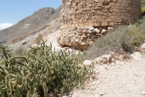 La base del torreón del castillo ha perdido la sujeción y puede caer ladera abajo.