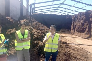 Explicaciones del personal técnico de Projar con la zona de acopio de turba báltica a las espaldas.