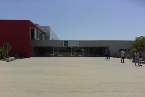 Acceso principal al Hospital El Toyo.