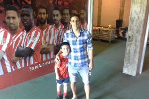 Hernán Pellerano y su hijo Bauti en el túnel de vestuarios.