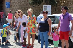 Las concejalas Ortega y Cabrera con varios niños y un perrito en el Castillo.