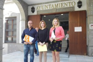 Los portavoces de los tres grupos de la oposición en Adra, ayer, tras la presentación de una moción contra el PP.