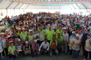 El alcalde de El Ejido, Francisco Góngora, acompañado por los cocineros y asistentes a la fiesta de los huevos con chorizo.