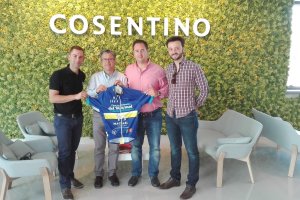 Acto de la entrega del maillot al grupo Cosentino.