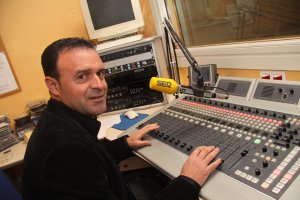 José María Salmerón en los estudios de la Cadena SER.