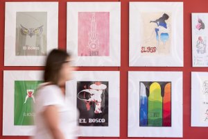 Una joven visita la muestra ‘Interpretaciones: Hyeronimus Bosh. 1516-2016’.