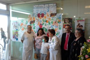 José Luis Gómez, con su madre, y responsables sanitarios.