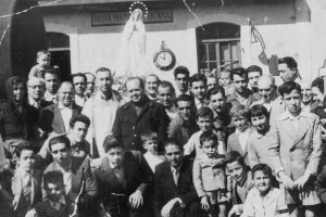 Imagen de la estación de Doña María-Ocaña en los años cincuenta, cuando la vida de aquellos pueblos transcurría frente a las vías del tren. En el cen