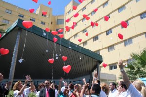 Suelta de globos por el día del donante en el Hospital Torrecárdenas.