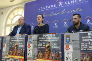 La diputada Ángeles Martínez con Eugenio Gonzálvez y Paco Tejedor.