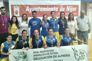 Las niñas posan con la pancarta del centenario.