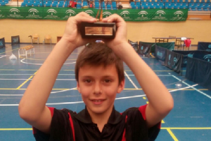 El roquetero posa con el trofeo sobre su cabeza.