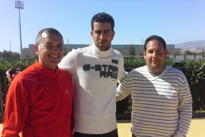 Juanito con seguidores del Almería en una sesión de entrenamiento.