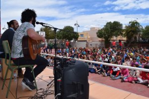 El Kanka durante su actuación en el colegio de Cabo de Gata.