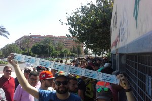 Jose Artés y Manuel Arcos con sus entradas.