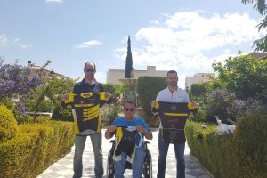 El impulsor del Banco de Libros, Eugenio García (centro) acompañado por los ciclistas que afrontarán el reto.