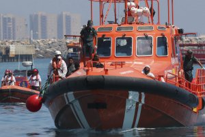 Embarcación de Salvamento Marítimo entrando en la bahía de Almería.