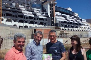 Julio Rodríguez, junto a otros compañeros, frente al hotel.