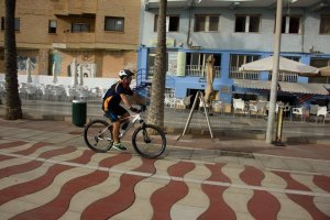 Un cliclista circulando por el paseo marítimo de la capital.