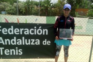 La campeona con su trofeo.