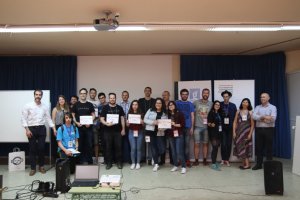 Foto de familia de los ganadores y organizadores.