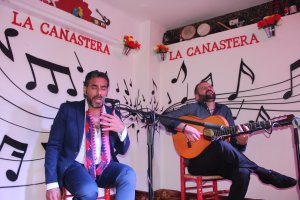 Pedro El Granaíno en el recital que ofreció en la sede de la Asociación Socio-Cultural La Canastera, estando acompañado a la guitarra por Antonio Pat