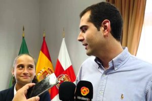 El alcalde con María en el Ayuntamiento.