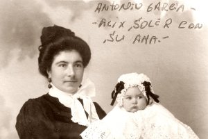 Antonio García-Alix  con su ama en el palacete de Cuevas del Almanzora en 1913.