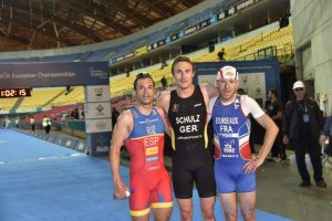 Jairo con los colores de España camino del podio.