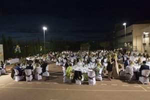 La solidaridad volvió a congregar en las instalaciones del Colegio ValdeSerra de Vera a muchas personas con ganas de aportar su grano de arena para u