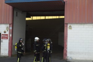 Los bomberos durante la intervención.