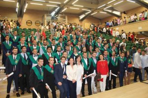 Más de 70 alumnos del Grado en Ciencias de la Actividad Física y del Deporte recibieron su banda en un entrañable acto académico celebrado en el Audi