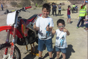 Miguel Ángel y Dany junto a la moto de papá.