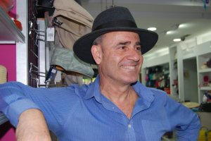 El sombrero  de paseo lleno de elegancia.