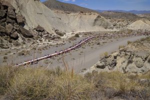 Mesa gigante en una rambla de Tabernas para 550 comensales