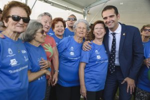 El alcalde de Almería con los deportistas.