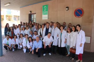 Los cincuenta y nueve profesionales del Centro de Salud de La Cañada, con su directora, Rosario Maldonado y la directora-gerente distrito AP Almería,