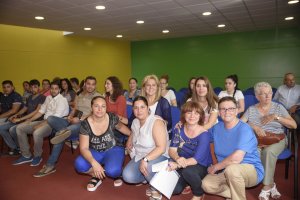 La concejal Pilar Ortega con quienes han hecho el mural de Los Almendros.