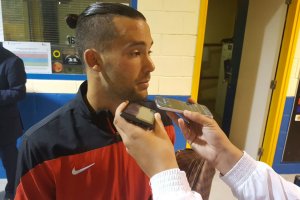 Quique González antendiendo al Carrusel Deportivo.