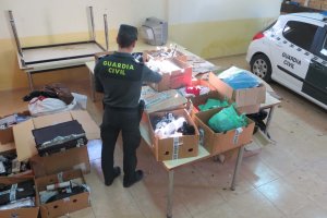 Un agente, junto a parte del material inacutado.