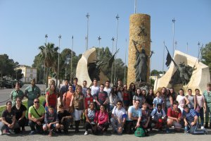 Estudiantes del IES Azcona reunidos ante el Monumento a los Caídos en el patio de armas de la base  Álvarez de Sotomayor de Viator, sede de la Brigad