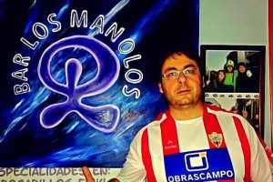 Manolo Segura, en su su bar con la camiseta del Almería.