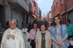 La procesión con la imagen de María Auxiliadora estuvo presidida por el párroco, Ramón García de las Heras, la presidenta de la Asociación AMA y la r